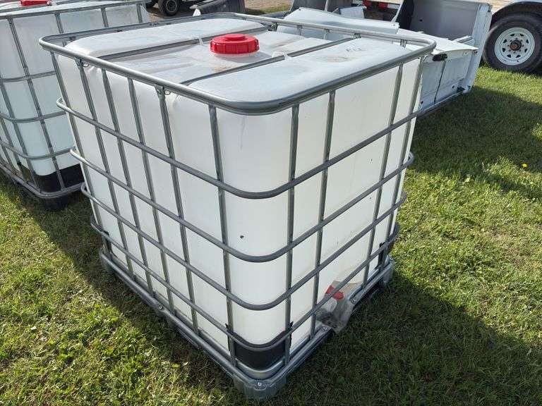 1000L Tote (not food grade) in metal cage w/ lid & valve, approx 4'x4'x3', *Unreserved*