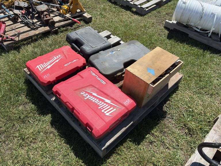 Pallet w/ DeWalt DW952 Drill w/ 2 9.6v batteries (unknown condition), Lincoln Guardian grease gun w/ battery & charger, unknown condition, *Unreserved*