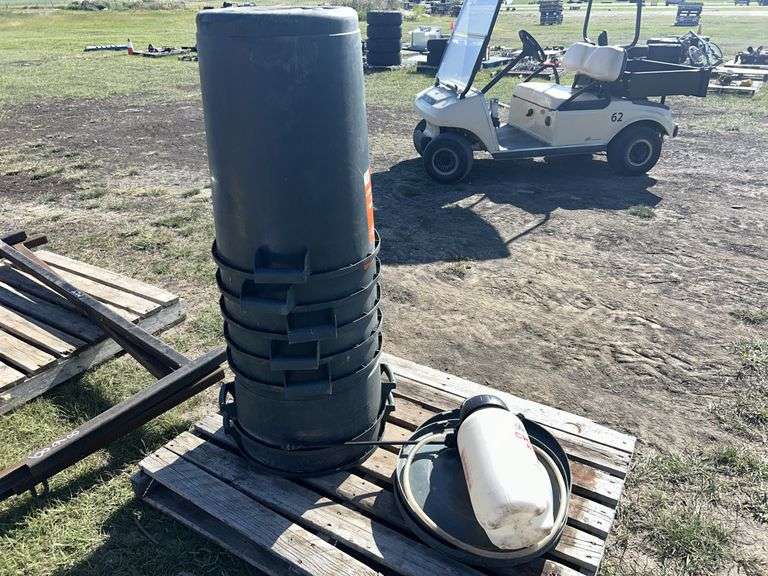 7 Garbage Cans, Chapin 2 gal  pump sprayer, *Unreserved*