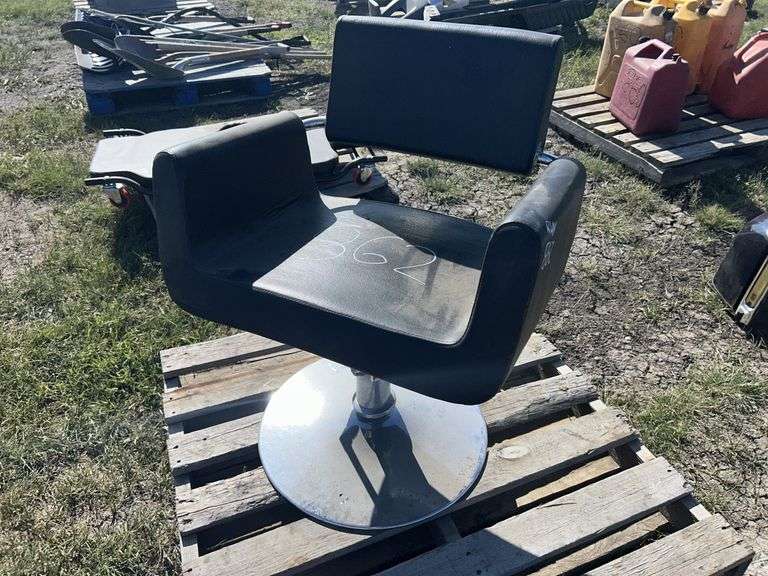 Leather Hair Dresser Chair w/ pump, *Unreserved*