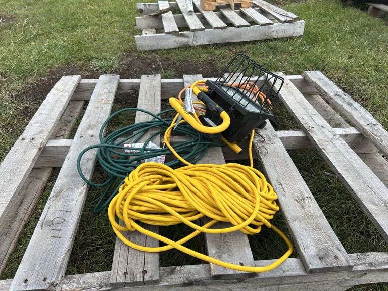Commercial Electric L-18 110v Work Light, 3 residential extension cords, *Unreserved*
