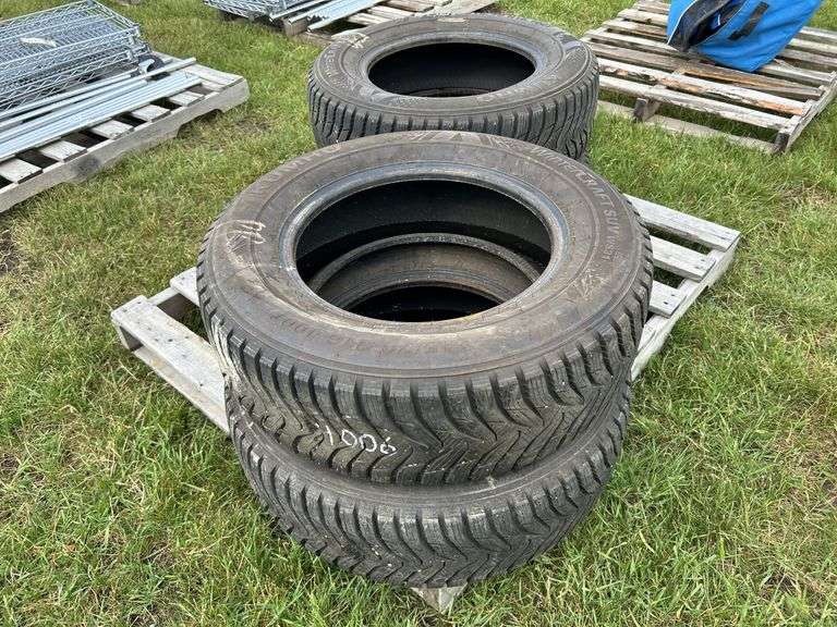 4 Kumho Wintercraft SUV Tires 215/70R16, Unidirectional ice, *Unreserved*