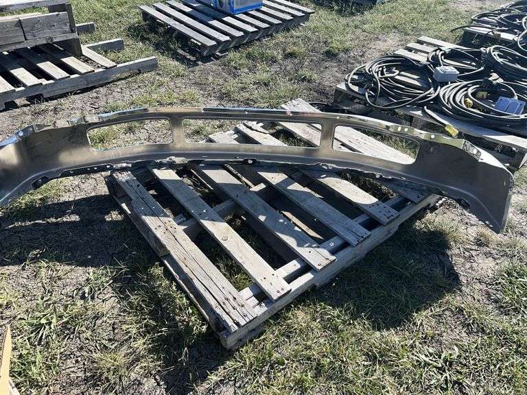 2008 F350 Front Bumper, approx 6'4", *Unreserved*
