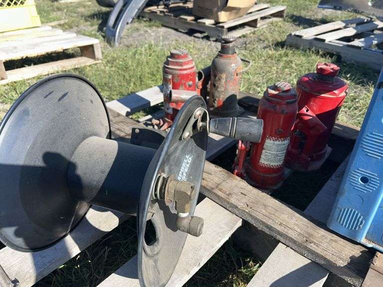4 Assorted Hydraulic Jacks, air hose spool, *Unreserved*