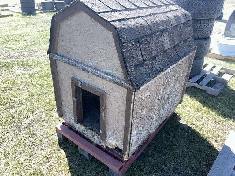 Doghouse, approx 3 1/2'x3'x4', *Unreserved*