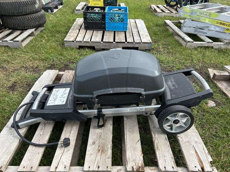 Napoleon Portable BBQ w/ stand, 12000 BTU mod# PRO285X, sn 030269, *Unreserved*