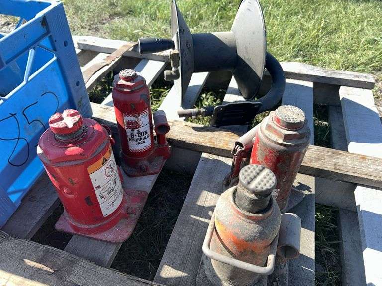 4 Assorted Hydraulic Jacks, air hose spool, *Unreserved*