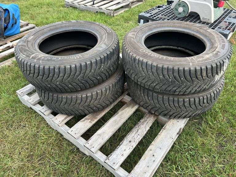4 Kumho Wintercraft SUV Tires 215/70R16, Unidirectional ice, *Unreserved*
