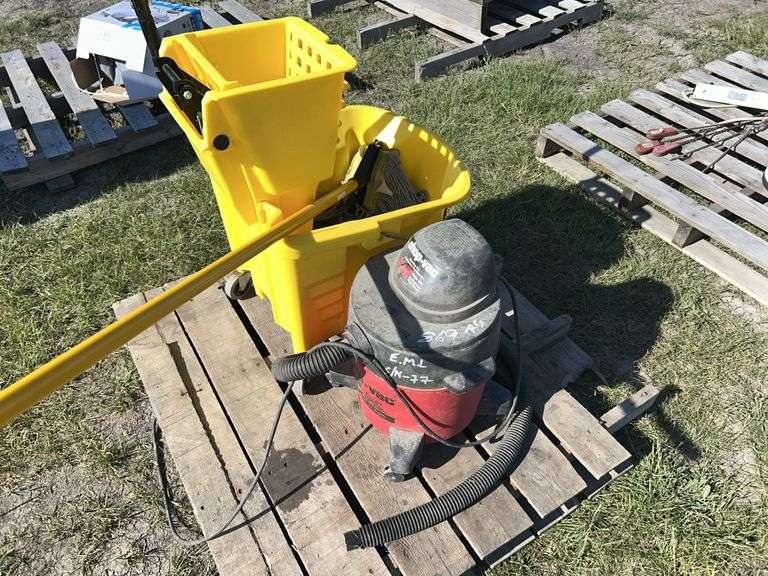 Industrial Mop & Bucket, 1 Shop Vac (Wat/Dry) 1.5 Peak HP ( Works) *Unreserved*