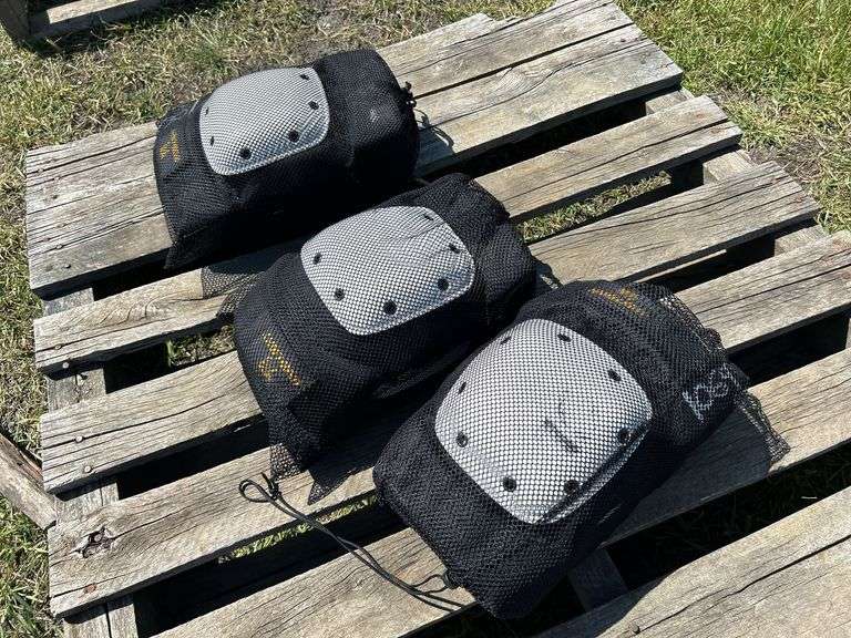 3 Pair in mesh bag of hand light kneepads, *Unreserved*