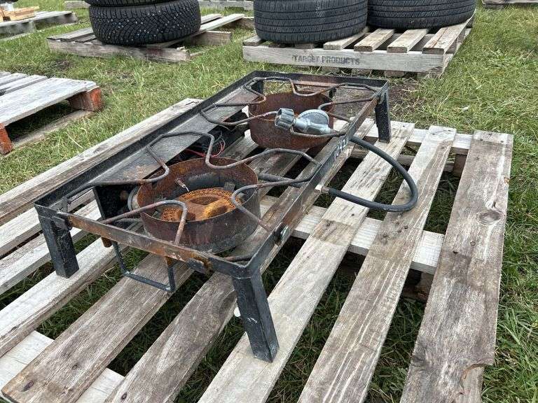 Woods Outfitter 2 Propane Camp Stove (2 burner), approx 1'3"x2'6", *Unreserved*