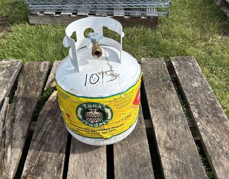 20 lb LPG tank date 11/23, *Unreserved*