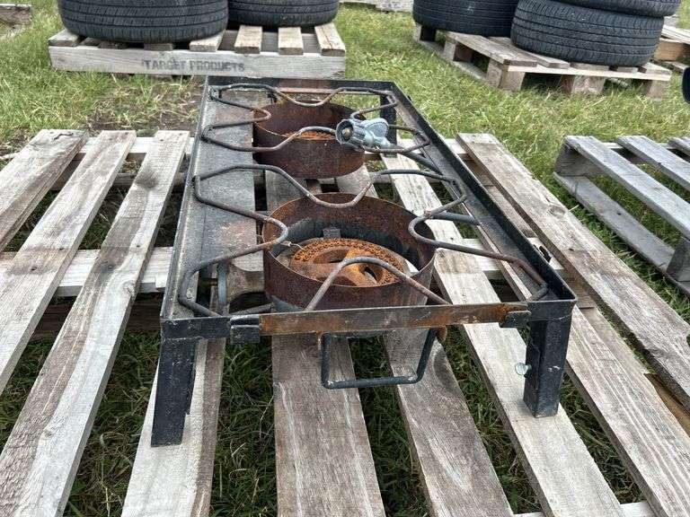Woods Outfitter 2 Propane Camp Stove (2 burner), approx 1'3"x2'6", *Unreserved*
