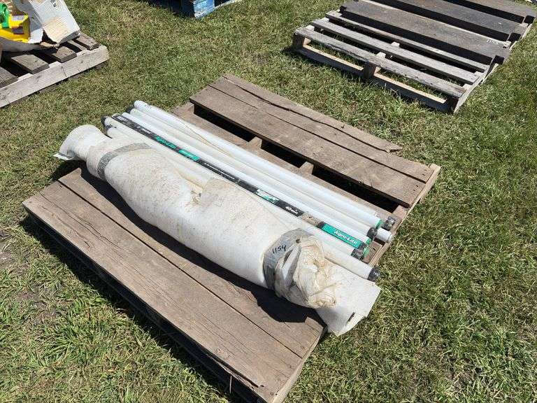 Pallet w/ flourescent light bulbs, approx 16, 48". 34-40 watt, *Unreserved*
