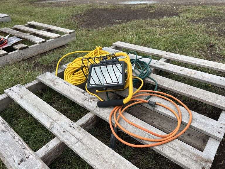 Commercial Electric L-18 110v Work Light, 3 residential extension cords, *Unreserved*