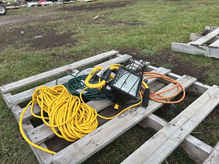 Commercial Electric L-18 110v Work Light, 3 residential extension cords, *Unreserved*