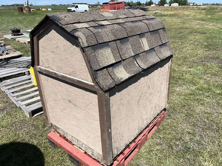 Doghouse, approx 3 1/2'x3'x4', *Unreserved*