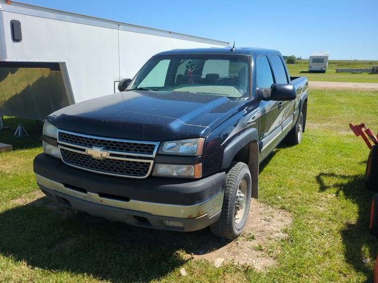 2005 Chevy 2500 HD Crew Cab Truck *Unreserved*
