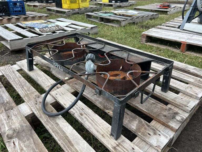 Woods Outfitter 2 Propane Camp Stove (2 burner), approx 1'3"x2'6", *Unreserved*