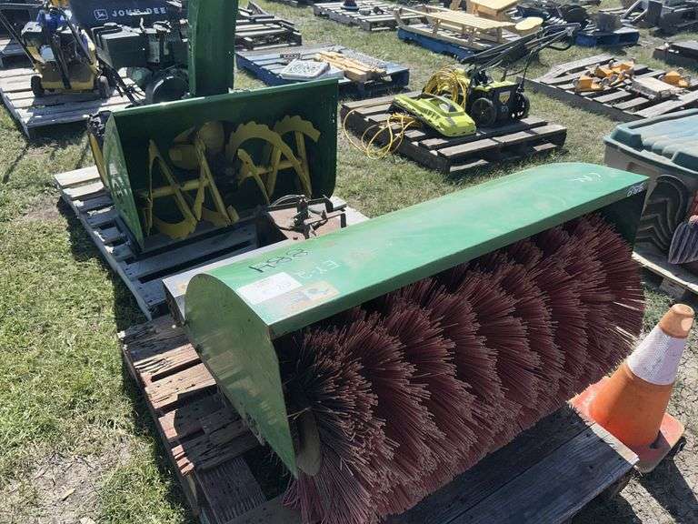 John Deere 1032D Snow Blower, w/ Sweeper Attachment SN: M01032D191316