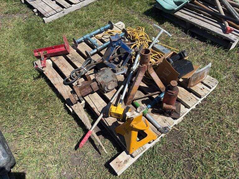 Pallet w/ Axle Stand, Car jack, Hydraulic bottle jack, extension cord, *Unreserved*