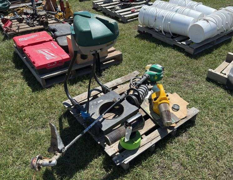 Pallet w/ Mosquito magnet, weed eater (gas sn 13059N302213, unknown condition), Brumisateur  - unknown condition, *Unreserved*