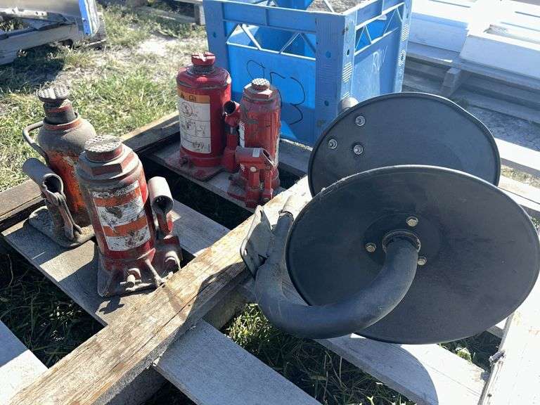 4 Assorted Hydraulic Jacks, air hose spool, *Unreserved*