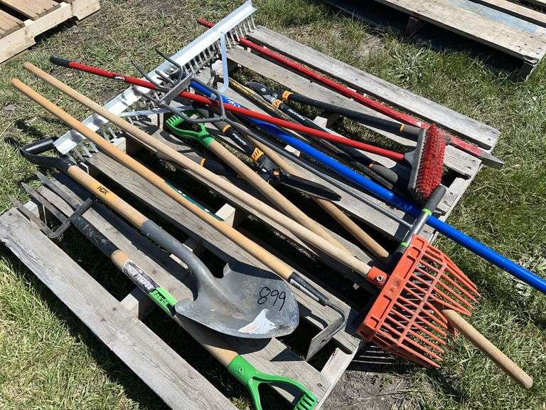 Misc Garden Tools, Shovels, Rakes etc *Unreserved*