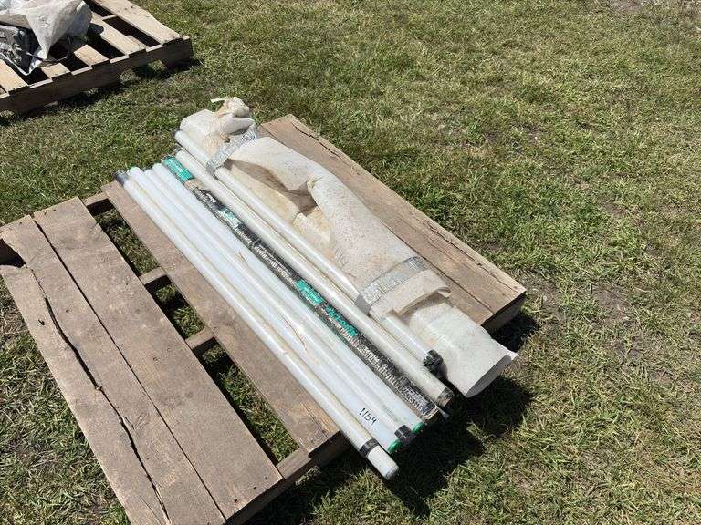Pallet w/ flourescent light bulbs, approx 16, 48". 34-40 watt, *Unreserved*