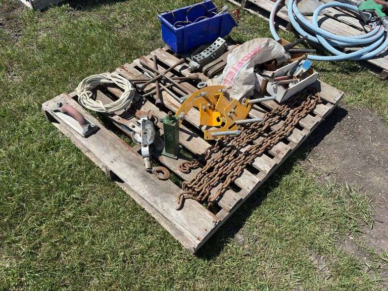 Pallet w/ chain, 3 - 4 way lugs, spiral hay tarp anchors, *Unreserved*