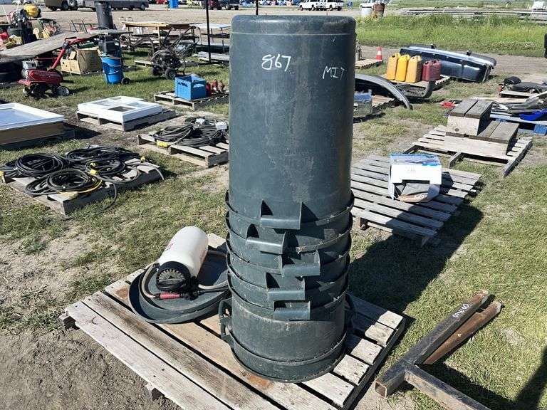 7 Garbage Cans, Chapin 2 gal  pump sprayer, *Unreserved*