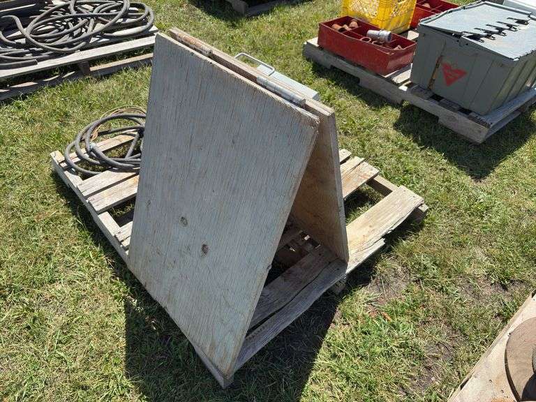 Power Distribution box w/ 2 outlets & cable, *Unreserved*