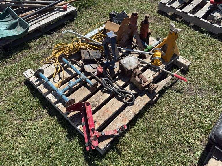 Pallet w/ Axle Stand, Car jack, Hydraulic bottle jack, extension cord, *Unreserved*