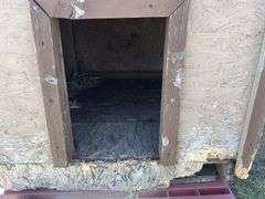 Doghouse, approx 3 1/2'x3'x4', *Unreserved*