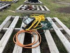 Commercial Electric L-18 110v Work Light, 3 residential extension cords, *Unreserved*