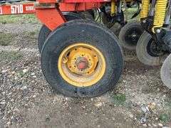 2004 Bourgault 5710 Air Drill & 5300 Air Tank Model #5710-20-47, Product# 2591 *Unreserved*