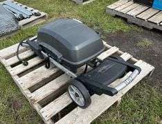 Napoleon Portable BBQ w/ stand, 12000 BTU mod# PRO285X, sn 030269, *Unreserved*