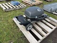 Napoleon Portable BBQ w/ stand, 12000 BTU mod# PRO285X, sn 030269, *Unreserved*