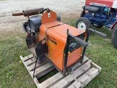 Acklands G225 AC/DC Welder, gas, Onan Engine model B48M-GA018/4107A1, missing battery, *Unreserved*