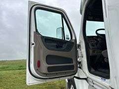2013 Freightliner Cascadia Semi Truck