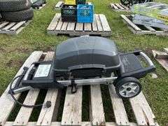 Napoleon Portable BBQ w/ stand, 12000 BTU mod# PRO285X, sn 030269, *Unreserved*