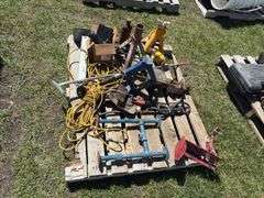 Pallet w/ Axle Stand, Car jack, Hydraulic bottle jack, extension cord, *Unreserved*