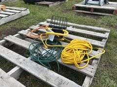 Commercial Electric L-18 110v Work Light, 3 residential extension cords, *Unreserved*