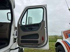 2013 Freightliner Cascadia Semi Truck