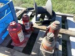 4 Assorted Hydraulic Jacks, air hose spool, *Unreserved*