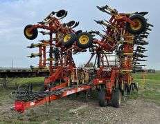 2004 Bourgault 5710 Air Drill & 5300 Air Tank Model #5710-20-47, Product# 2591 *Unreserved*