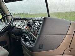 2013 Freightliner Cascadia Semi Truck