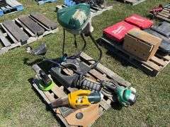 Pallet w/ Mosquito magnet, weed eater (gas sn 13059N302213, unknown condition), Brumisateur  - unknown condition, *Unreserved*