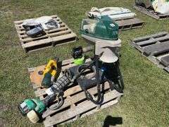 Pallet w/ Mosquito magnet, weed eater (gas sn 13059N302213, unknown condition), Brumisateur  - unknown condition, *Unreserved*