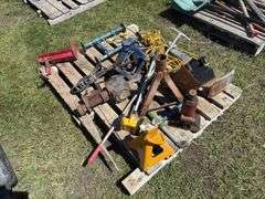 Pallet w/ Axle Stand, Car jack, Hydraulic bottle jack, extension cord, *Unreserved*